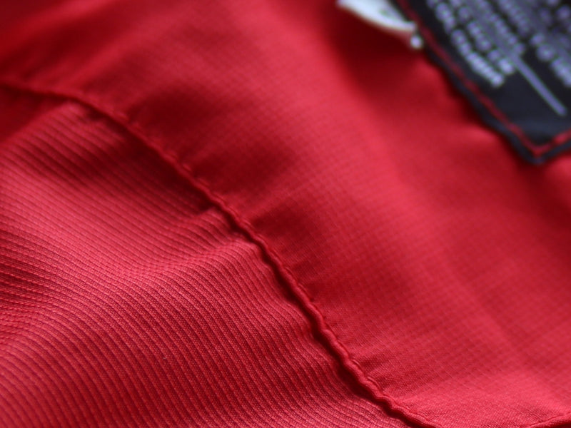 Interior de chaqueta Pro, se puede observar el tejido en cuadricula que hace el textil mas resistente y su tela es un poco brillante lo que indica que te cuenta con protección solar